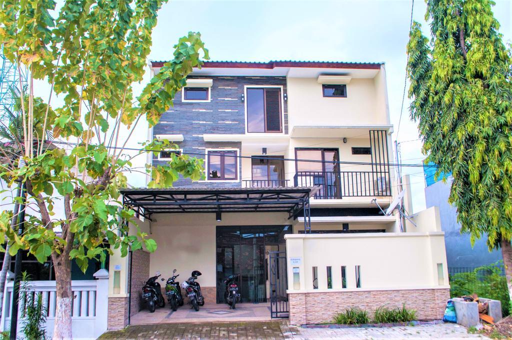 Reddoorz @ Mayjen Sungkono Surabaya Exterior photo