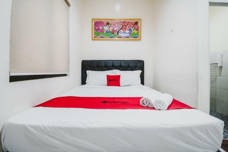 Reddoorz @ Mayjen Sungkono Surabaya Exterior photo