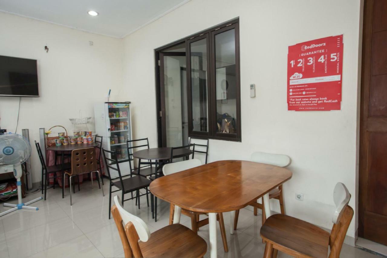 Reddoorz @ Mayjen Sungkono Surabaya Exterior photo