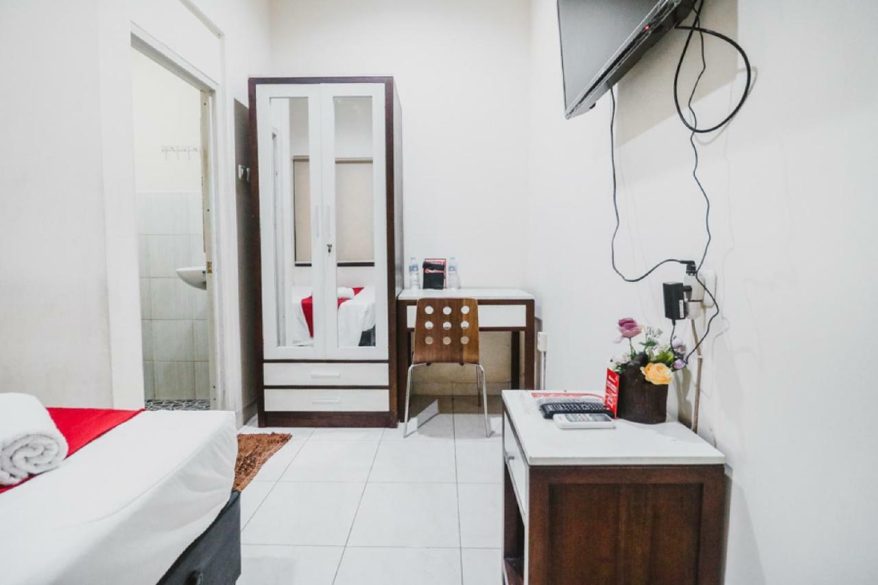 Reddoorz @ Mayjen Sungkono Surabaya Exterior photo