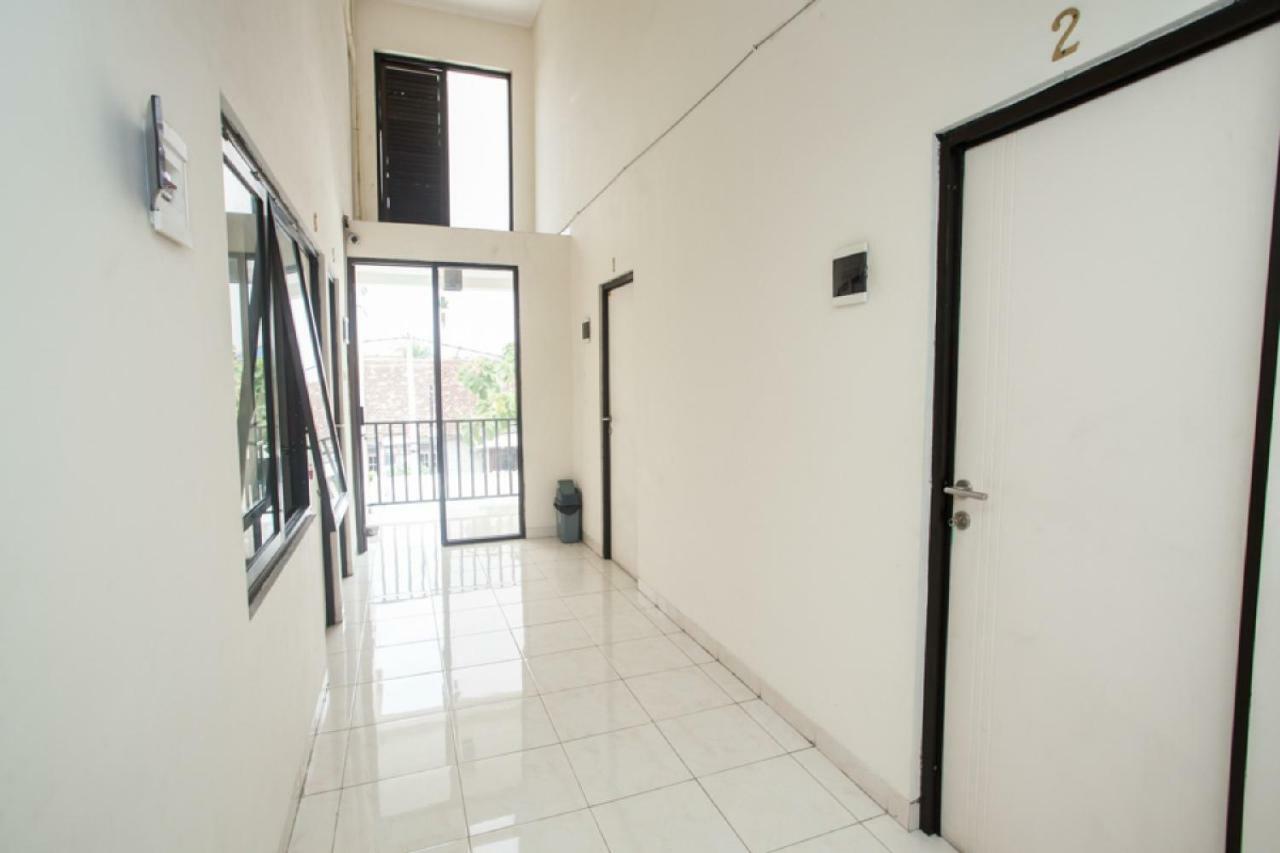 Reddoorz @ Mayjen Sungkono Surabaya Exterior photo